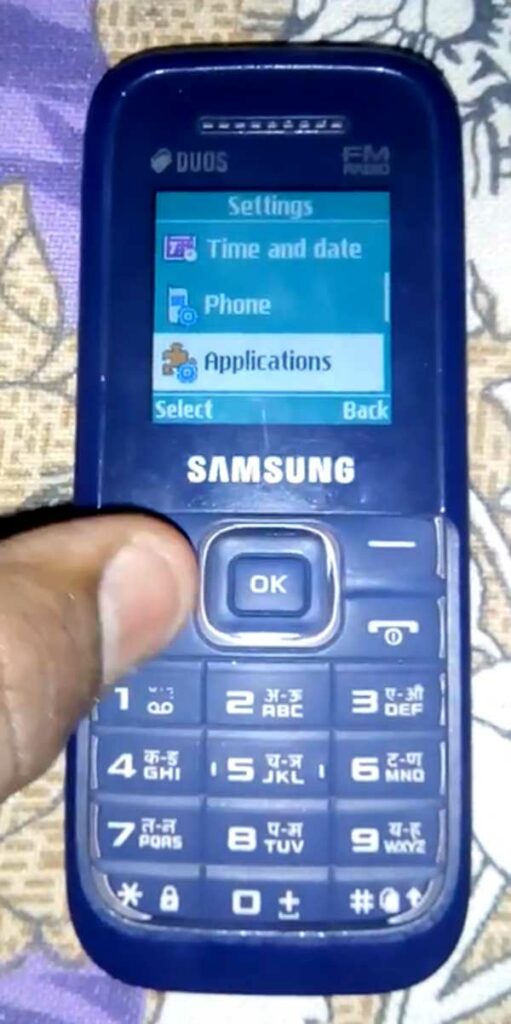 applications option highlighted in samsung keypad phone