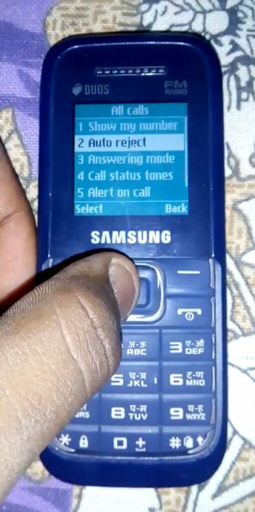 auto reject option highlighted in samsung keypad phone